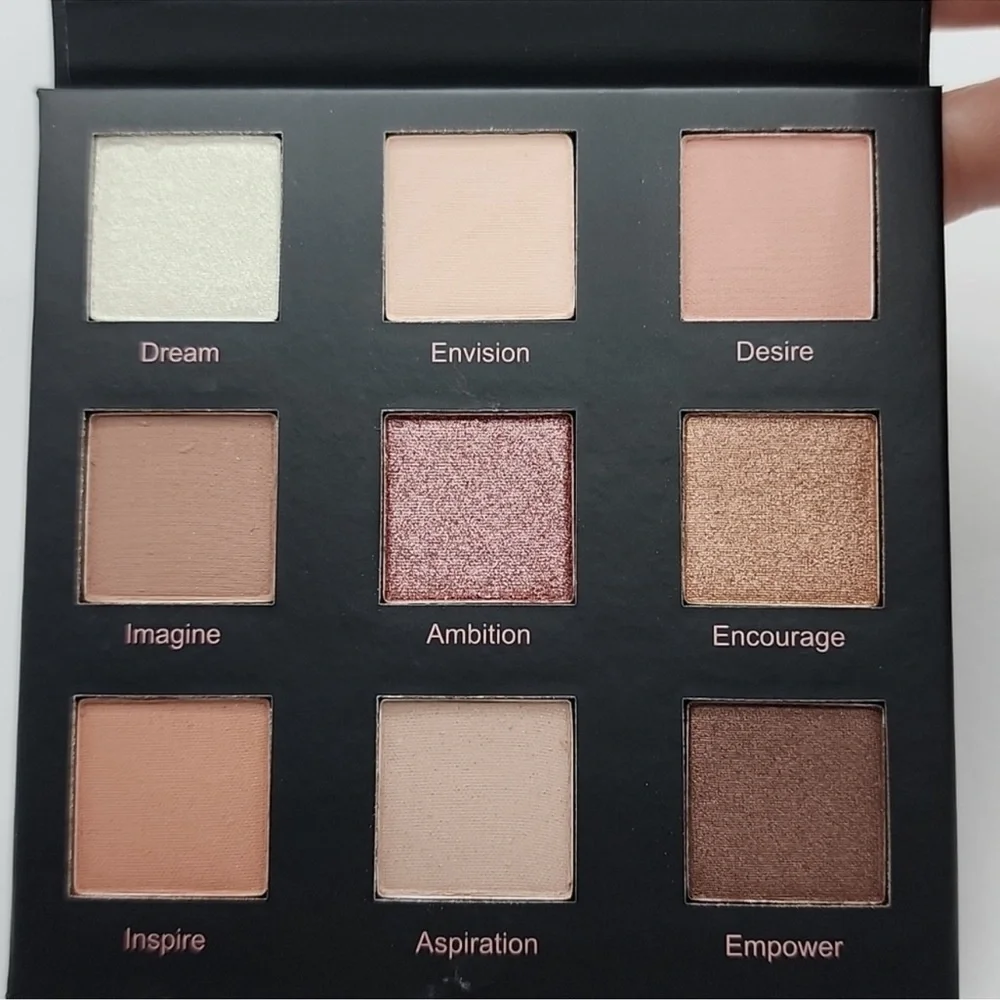 NWT New REALHER Dreams so Big Eyeshadow Makeup Palette
